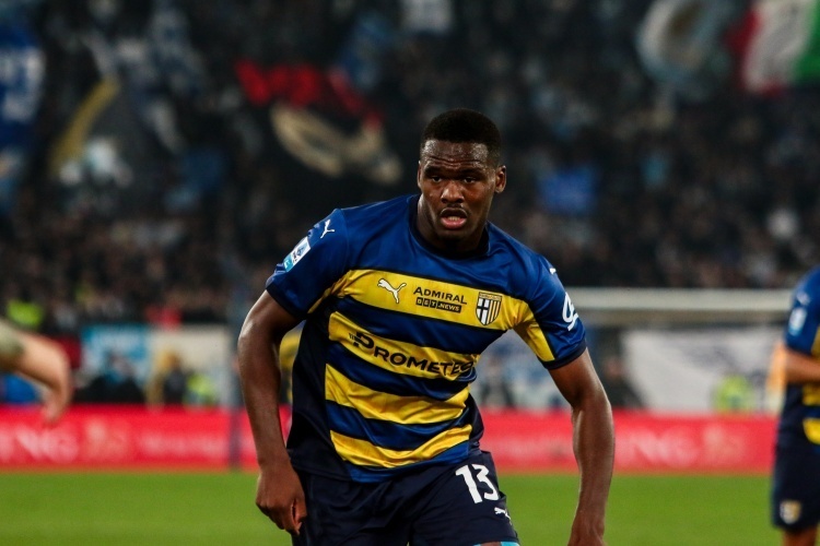 参与足球运 参与足球运